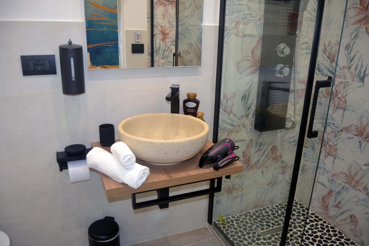 Room&Chiaia Naples Exterior photo